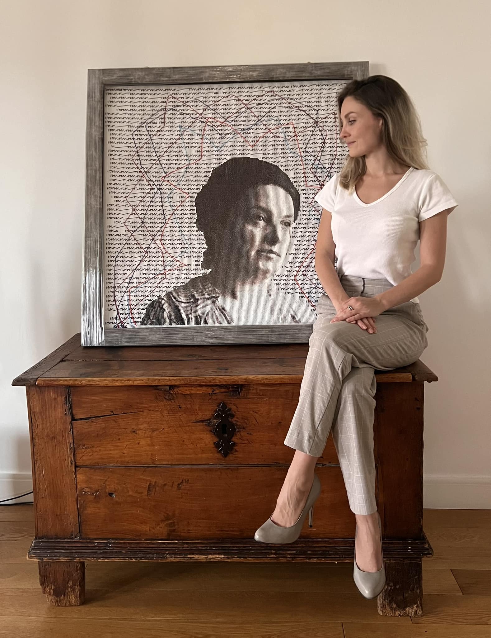Ekaterina Igorevna devant son Portrait d’Alice Milliat (photo : Arnaud Marfurt)